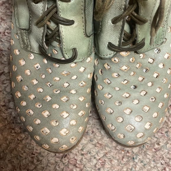 Felmini short heeled lazer cut out boots in light green/cream - Picture 5 of 12